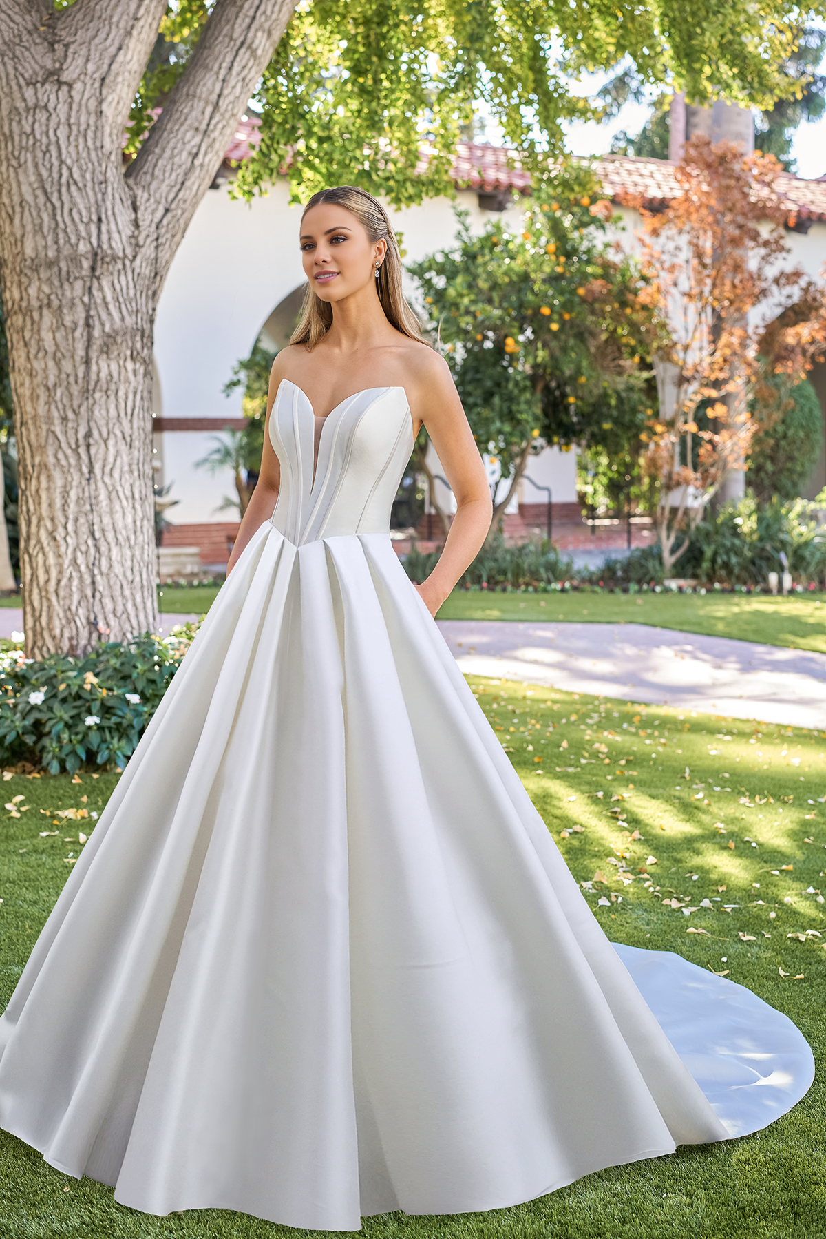 A-shaped heart-shaped neckline tight corset and floor length wedding dress