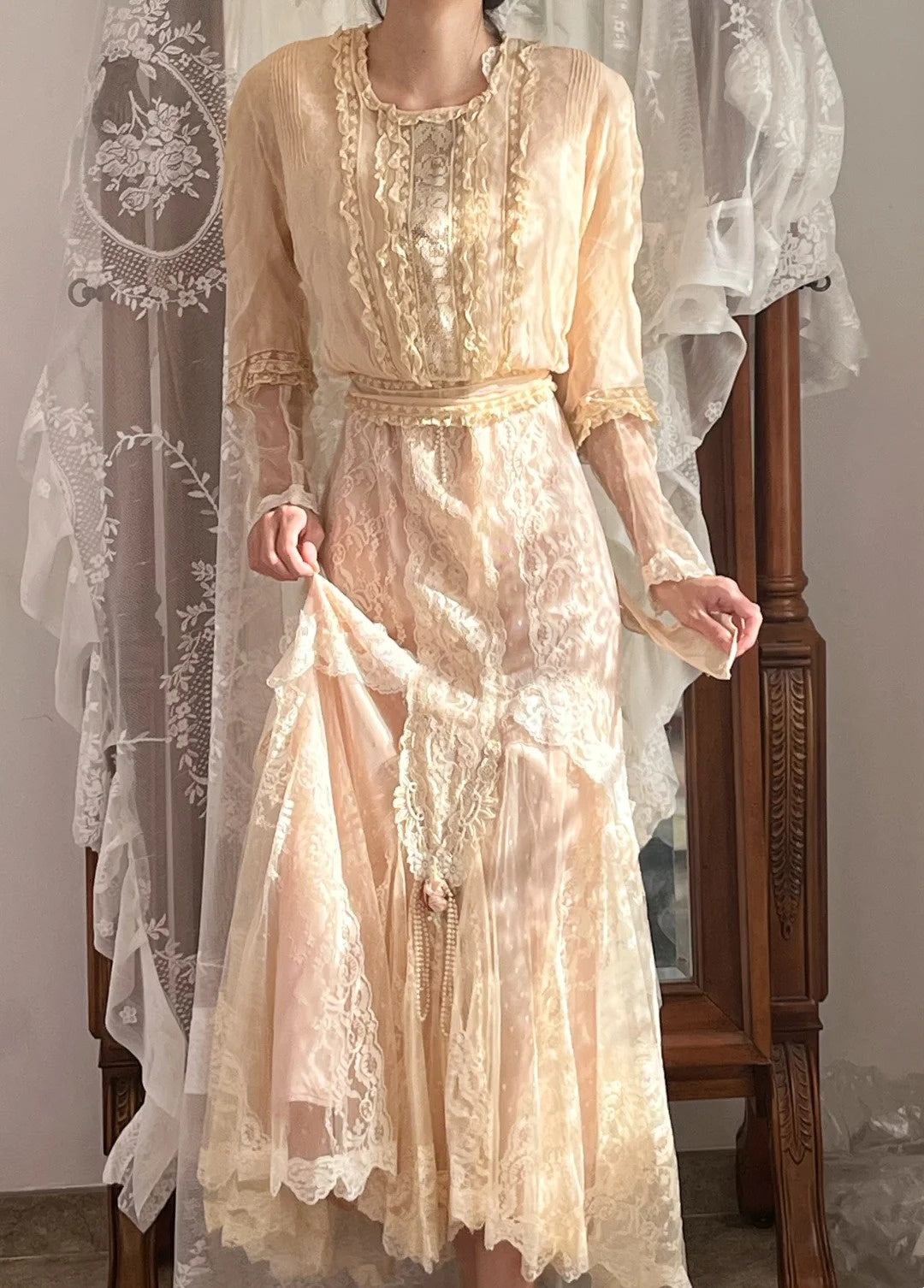 Vintage Wedding Dress Crew Neck Long Sleeves Lcae Pleated Wedding Dress HZ0319
