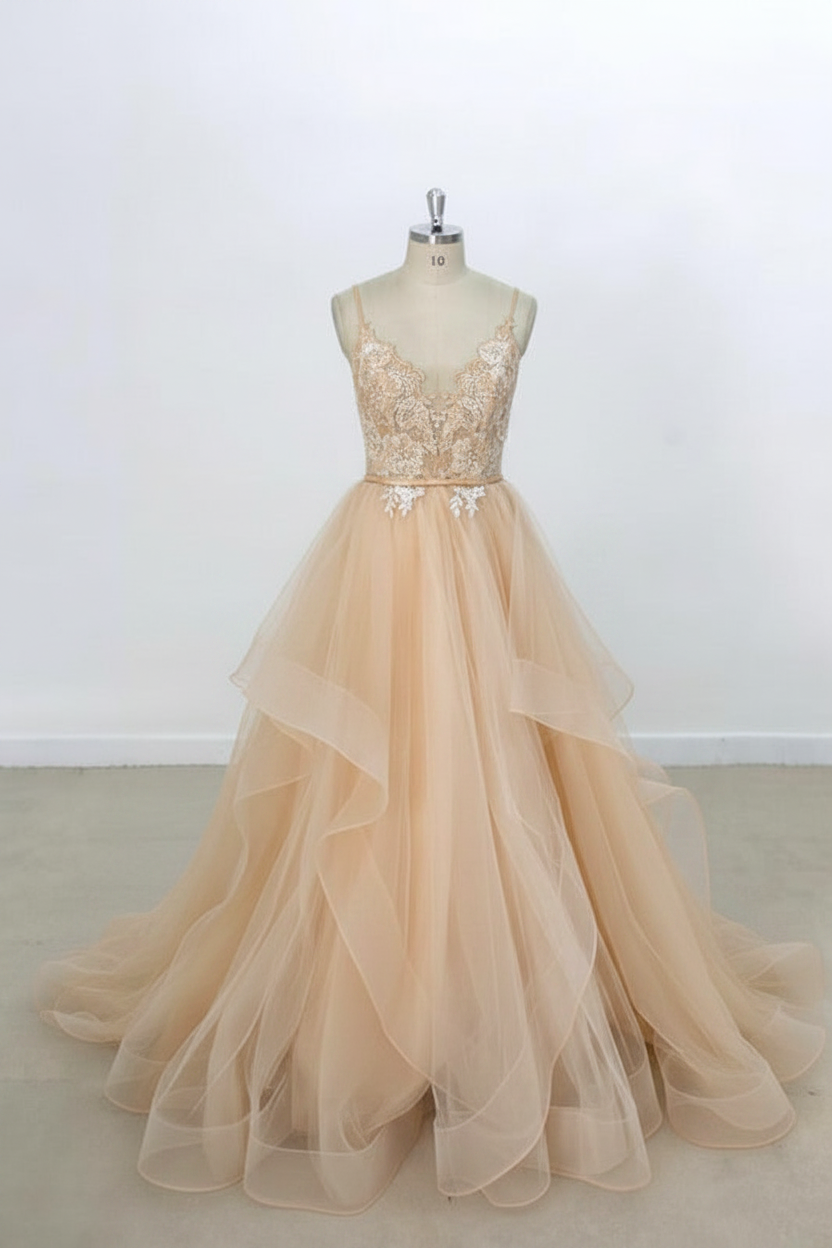 Eye-catching Appliques Tulle A-line Wedding Dress V-Neck with Appliques