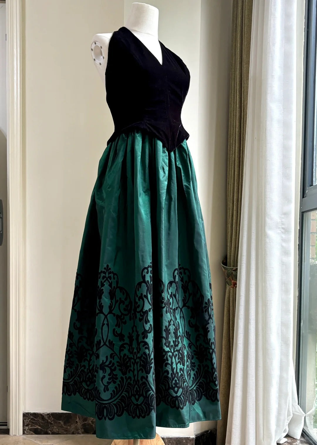 Retro Black And Green A-line Halter Neck Velvet And Satin Prom Dress Evening Dress cc5340
