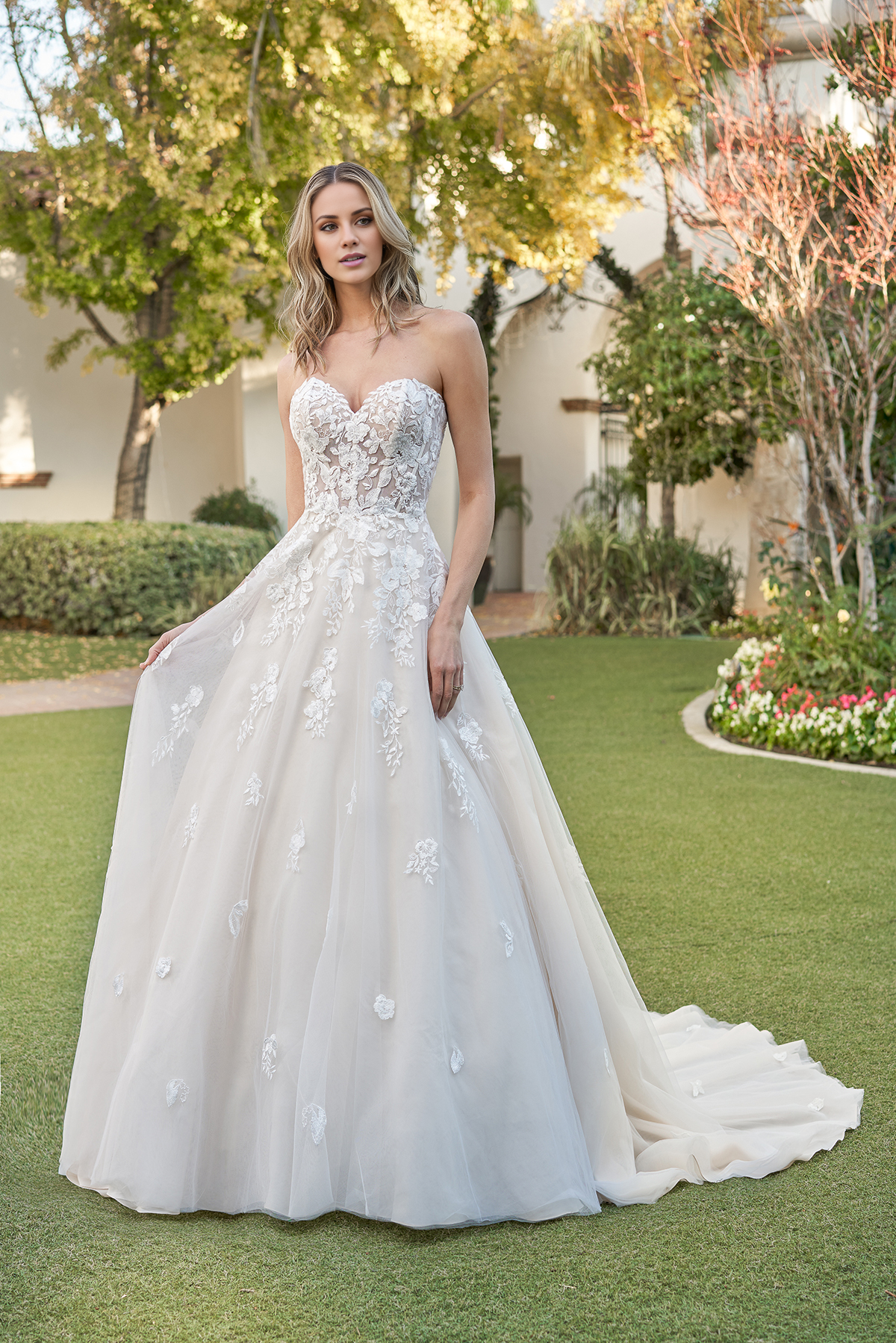 A-line strapless heart-shaped collar with delicate lace decal and floor length wedding dress