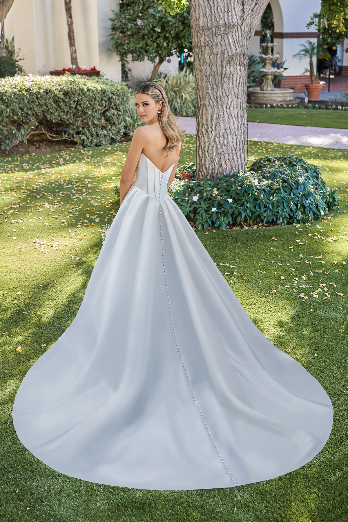 A-shaped heart-shaped neckline tight corset and floor length wedding dress