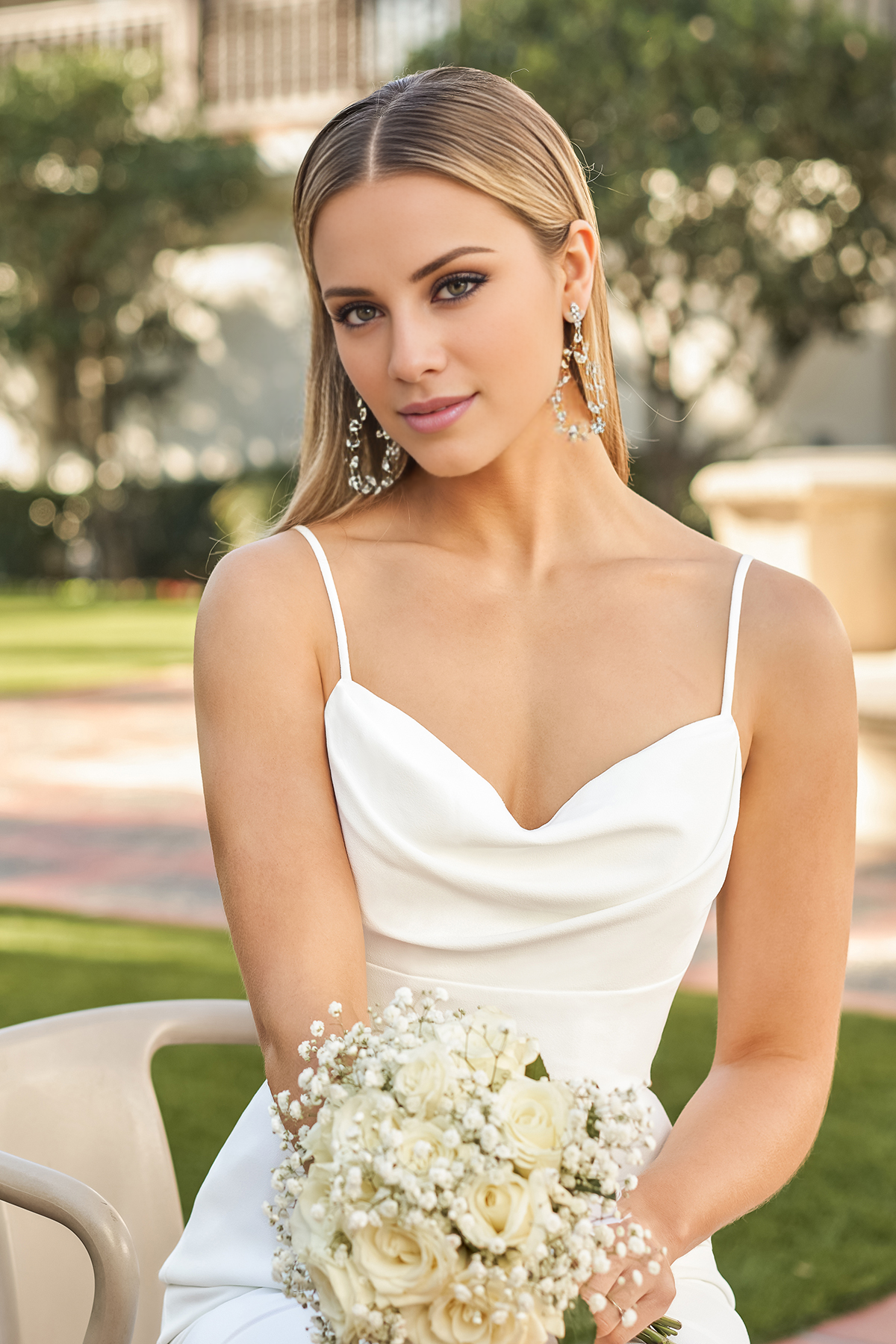 Heart shaped collar thin shoulder strap slim fit speaker and floor length wedding dress