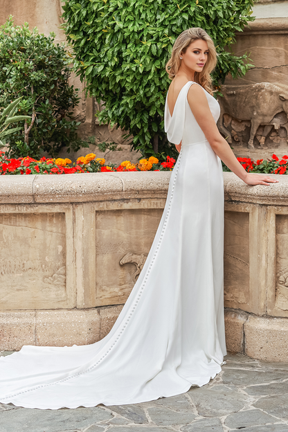 V-neck hood with satin fitting horn and floor length wedding dress