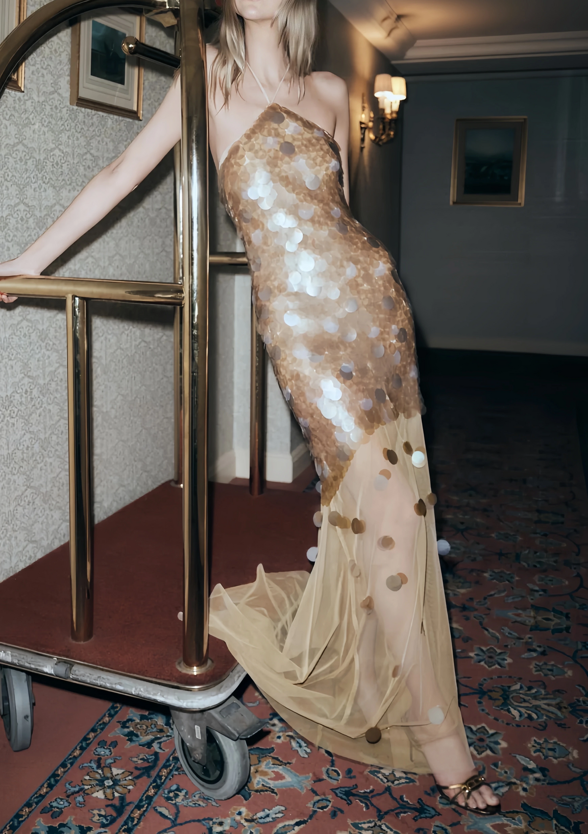 Elegant Golden Sparkling Sequin Sheath Evening Gown Halter-neck Party Dress Tulle Long Formal Dress HZ1024