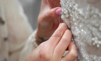 Alonlivn Custom Made Luxury Appliques Lace Ball Gown Wedding Dresses Chapel Train V-Neck Bridal Gowns