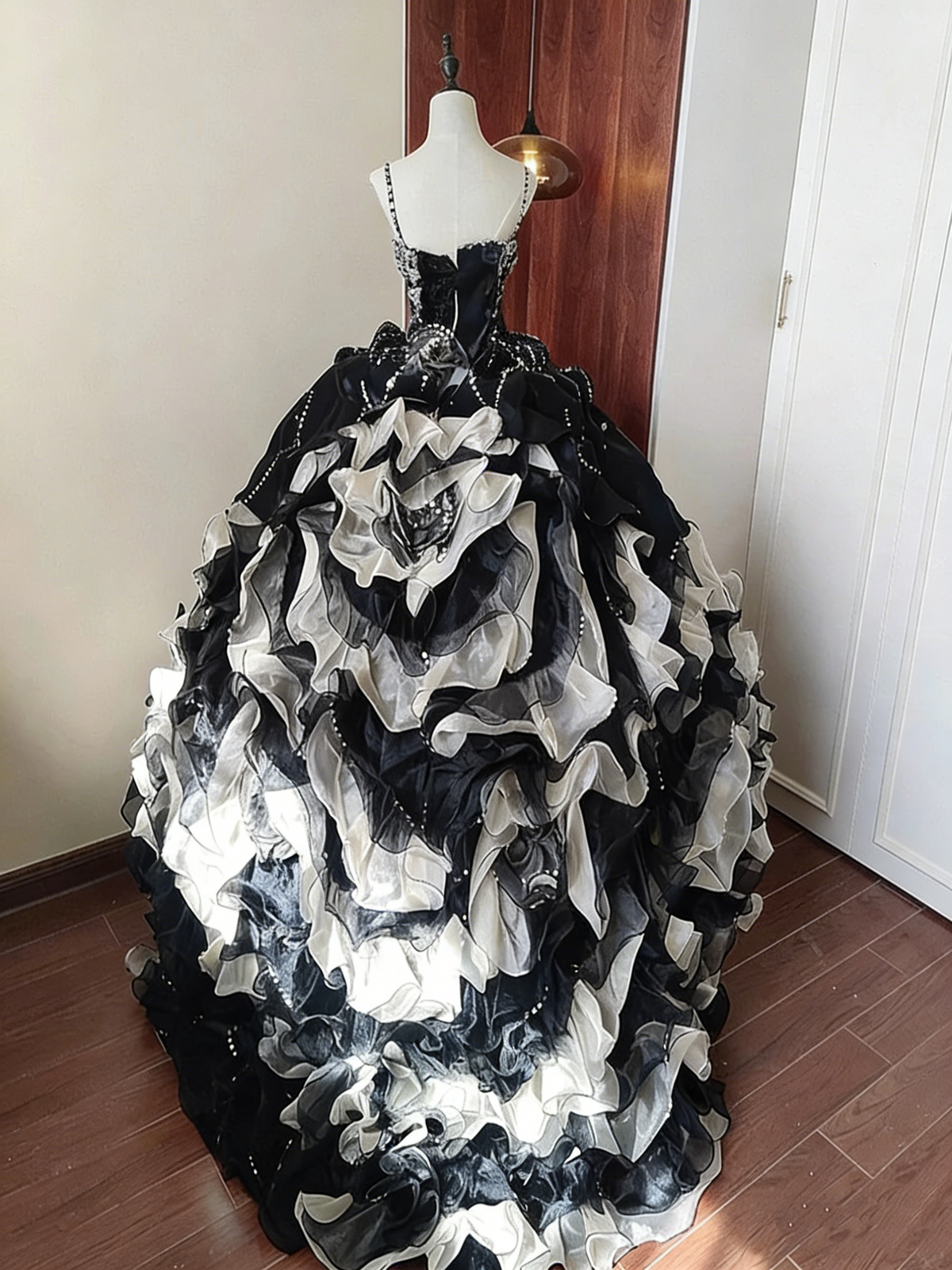 Gorgeous Prom Dress Spaghetti Straps Ruffle Tiered Ball Gown Evening Dress Sweet 16 Dress Birthday Party Outfits HZ0319