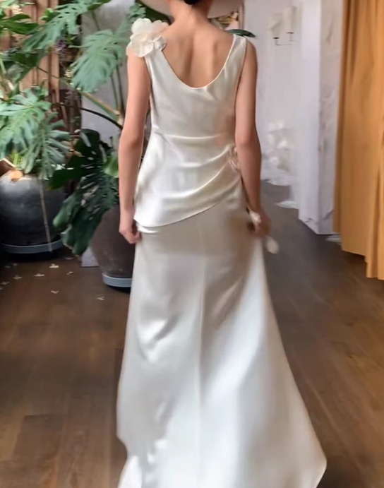 Stunning Wedding Dress Satin Crew Neck Flower Wedding Dresses HZ0319