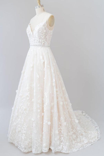 Awesome Appliques A-line Tulle Wedding Dress