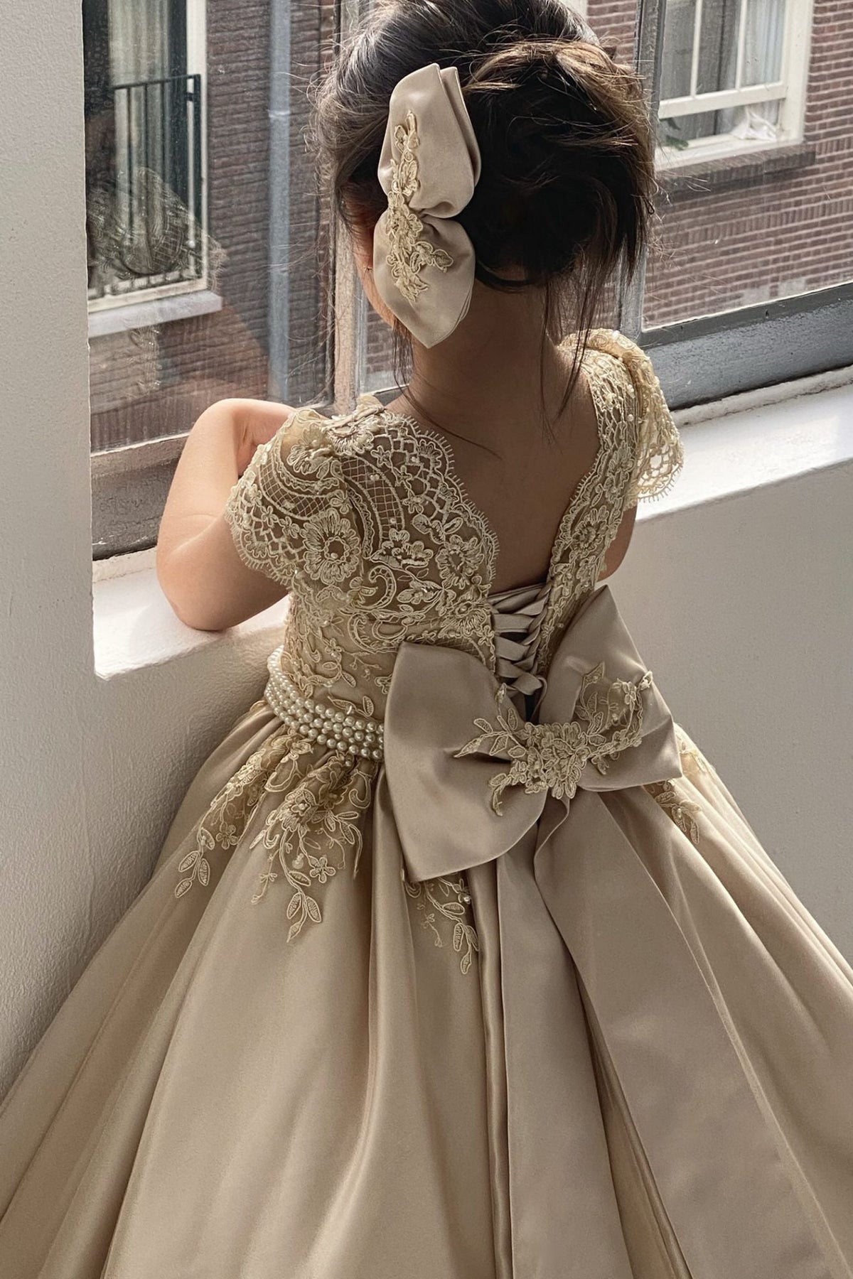 Beautiful Lace Appliques Bow Ruffles Pearls Short Sleeve Ball Gown Backless Flower Girl Dress