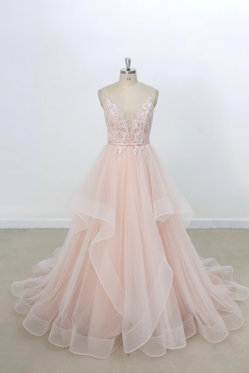 Eye-catching Appliques Tulle A-line Wedding Dress V-Neck with Appliques