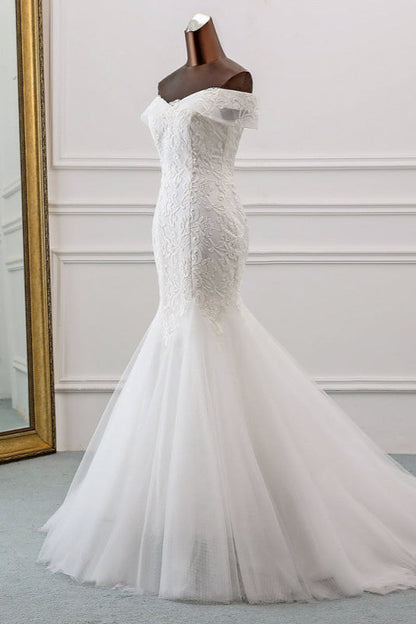Elegant Off-The-Shoulder Mermaid Wedding Gown Featuring Tulle Lace