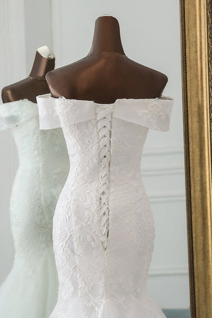Elegant Off-The-Shoulder Mermaid Wedding Gown Featuring Tulle Lace