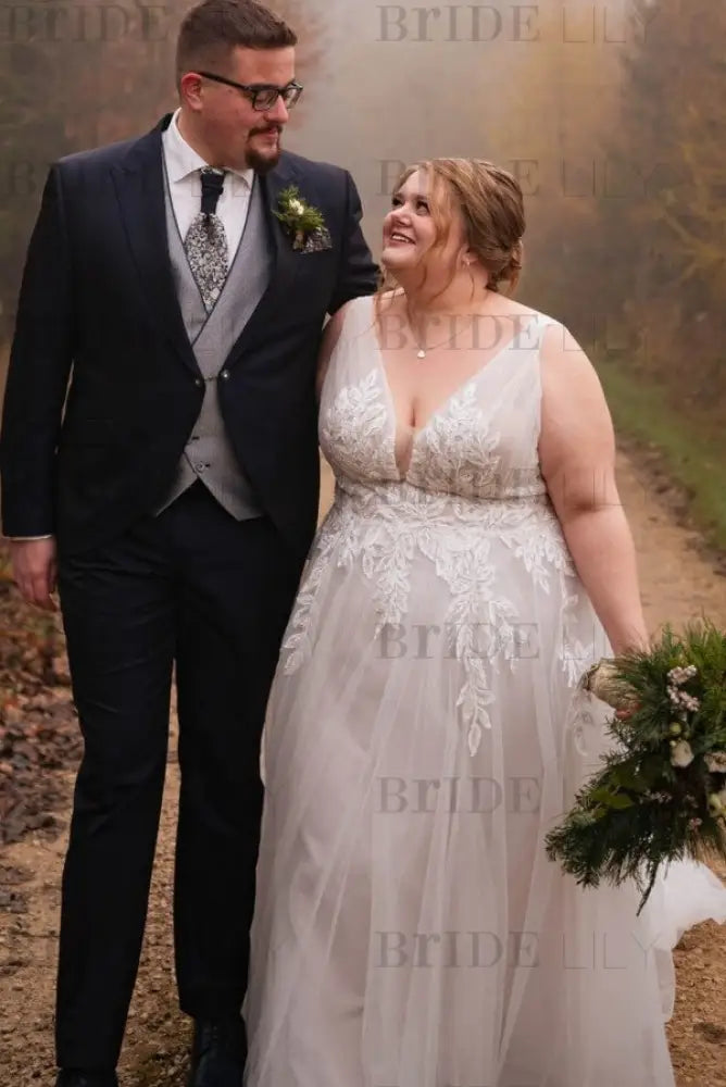 Elegant Tulle Aline Wedding Dress V-neck Plus Size Bridal Dress with Appliques