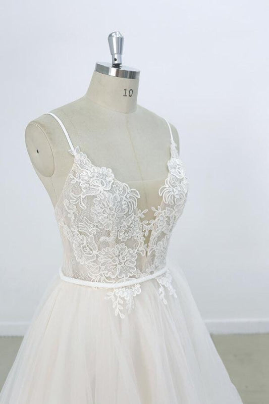 Eye-catching Appliques Tulle A-line Wedding Dress V-Neck with Appliques