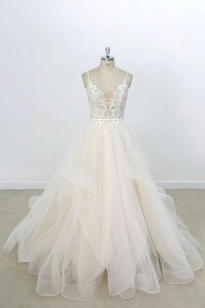 Eye-catching Appliques Tulle A-line Wedding Dress V-Neck with Appliques
