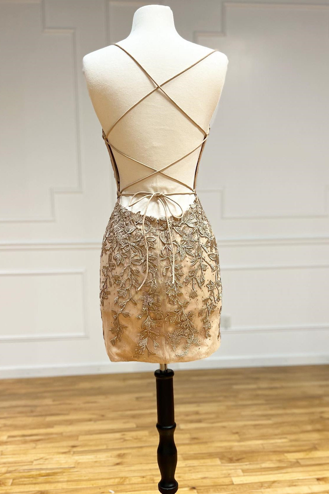 Halter Lace Appliques V-Neck Sleeveless Lace-Up Short Homecoming Dress
