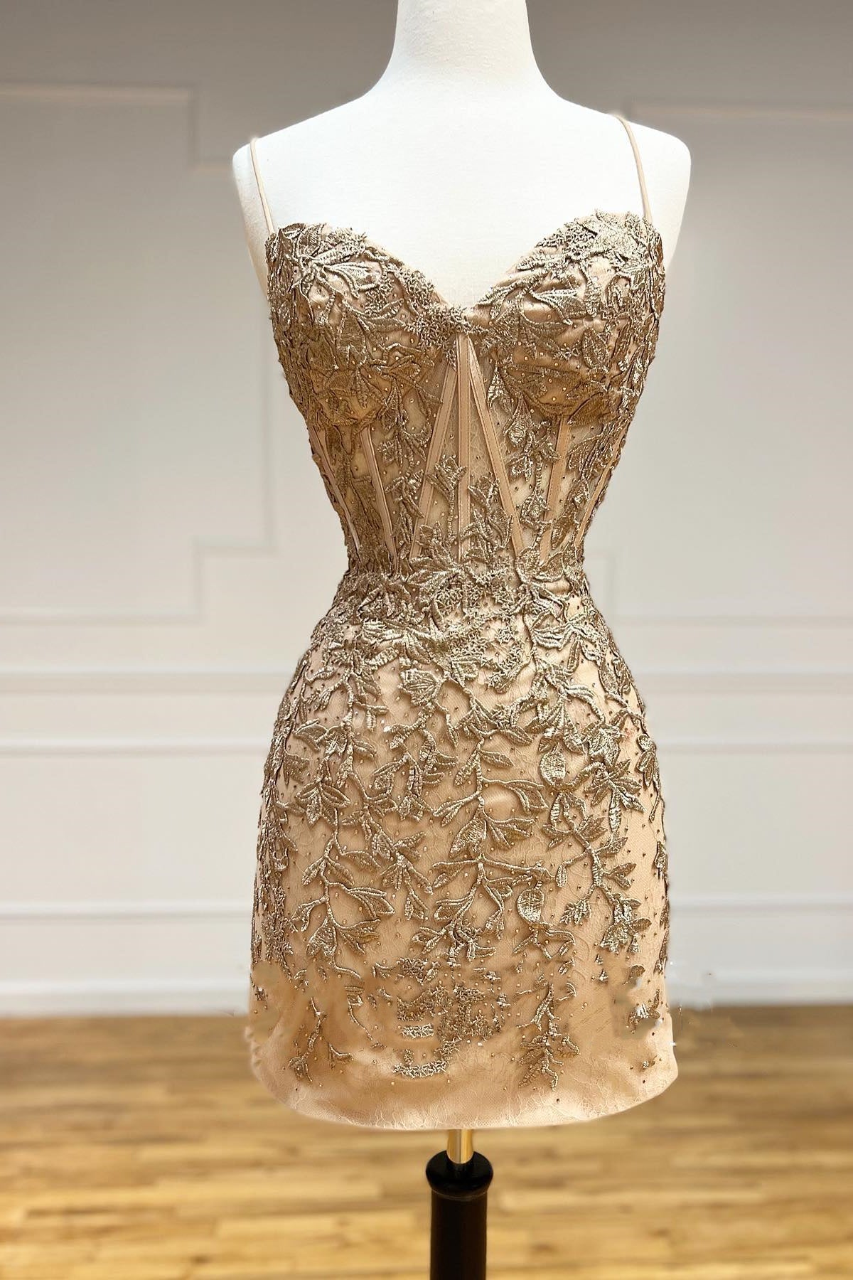 Halter Lace Appliques V-Neck Sleeveless Lace-Up Short Homecoming Dress