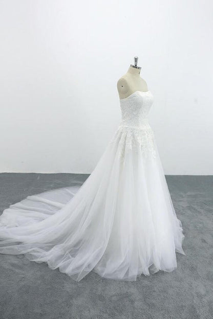 Graceful Strapless Appliques Tulle Wedding Dress