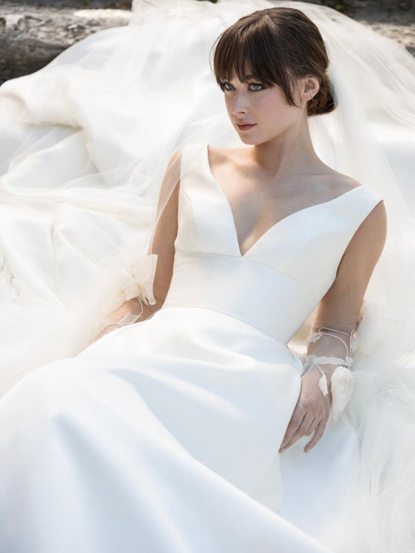 Ivory A-Line Wedding Dresses With Train Sleeveless Pockets V-Neck Backless Satin Fabric Long Bridal Gowns