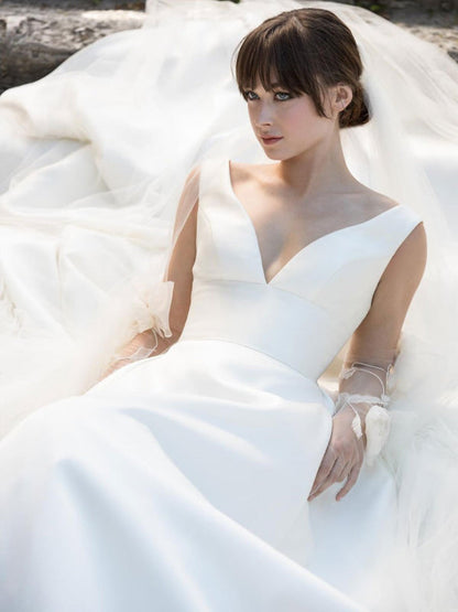 Ivory A-Line Wedding Dresses With Train Sleeveless Pockets V-Neck Backless Satin Fabric Long Bridal Gowns