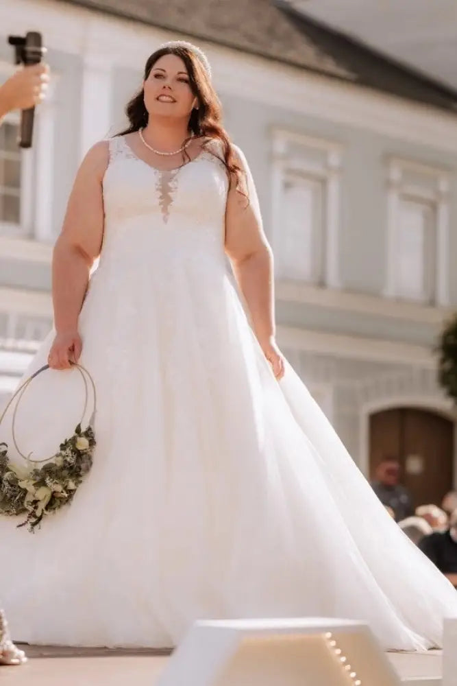 Ivory Aline Wedding Dress Tulle Plus Size Bridal Dress with Lace Appliques