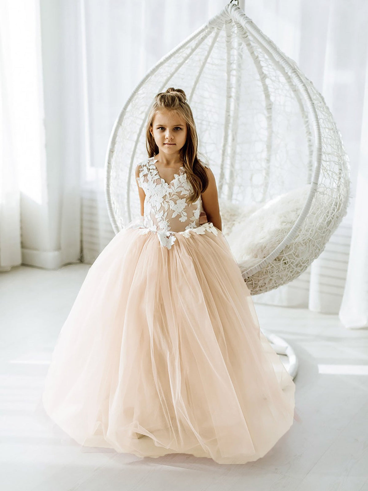 Puffy Ball Gown Sleeveless Flower Girl Dress with Bow Appliques and Tulle Lace