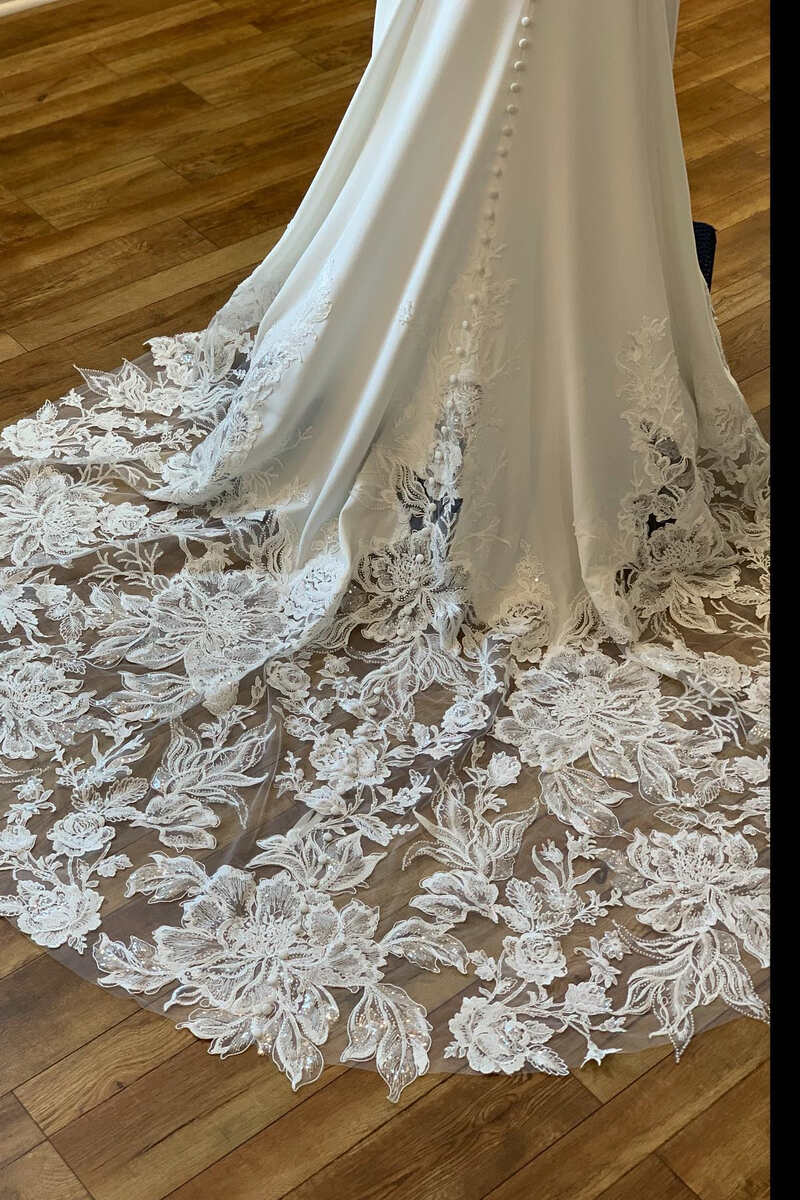 White Lace Scoop Neck Backless Mermaid Long Wedding Gown