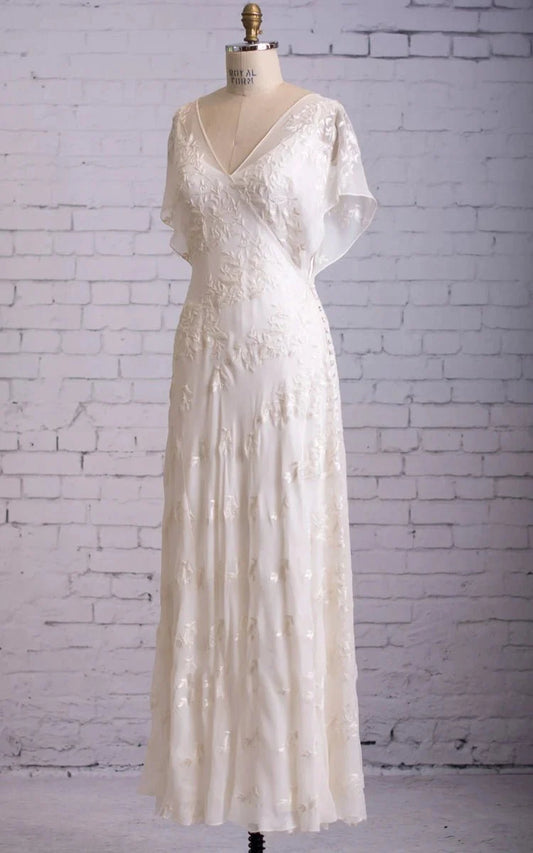 Vintage Graceful Floral V-neck V-back Side Button Decorated Lace Wedding Dress With Butterfly Sleeves