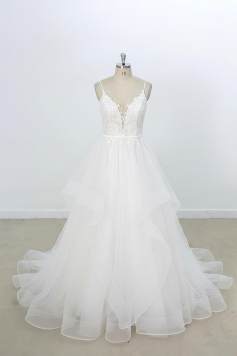 Eye-catching Appliques Tulle A-line Wedding Dress V-Neck with Appliques